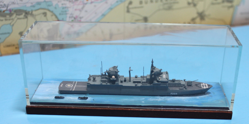 Fregatte F 223 "Nordrhein-Westfalen" mit 2 Speedbooten in gestalteter Vitrine (1 St.) D 2018 Albatros ALK 231A SVP - bitte separat bestellen -